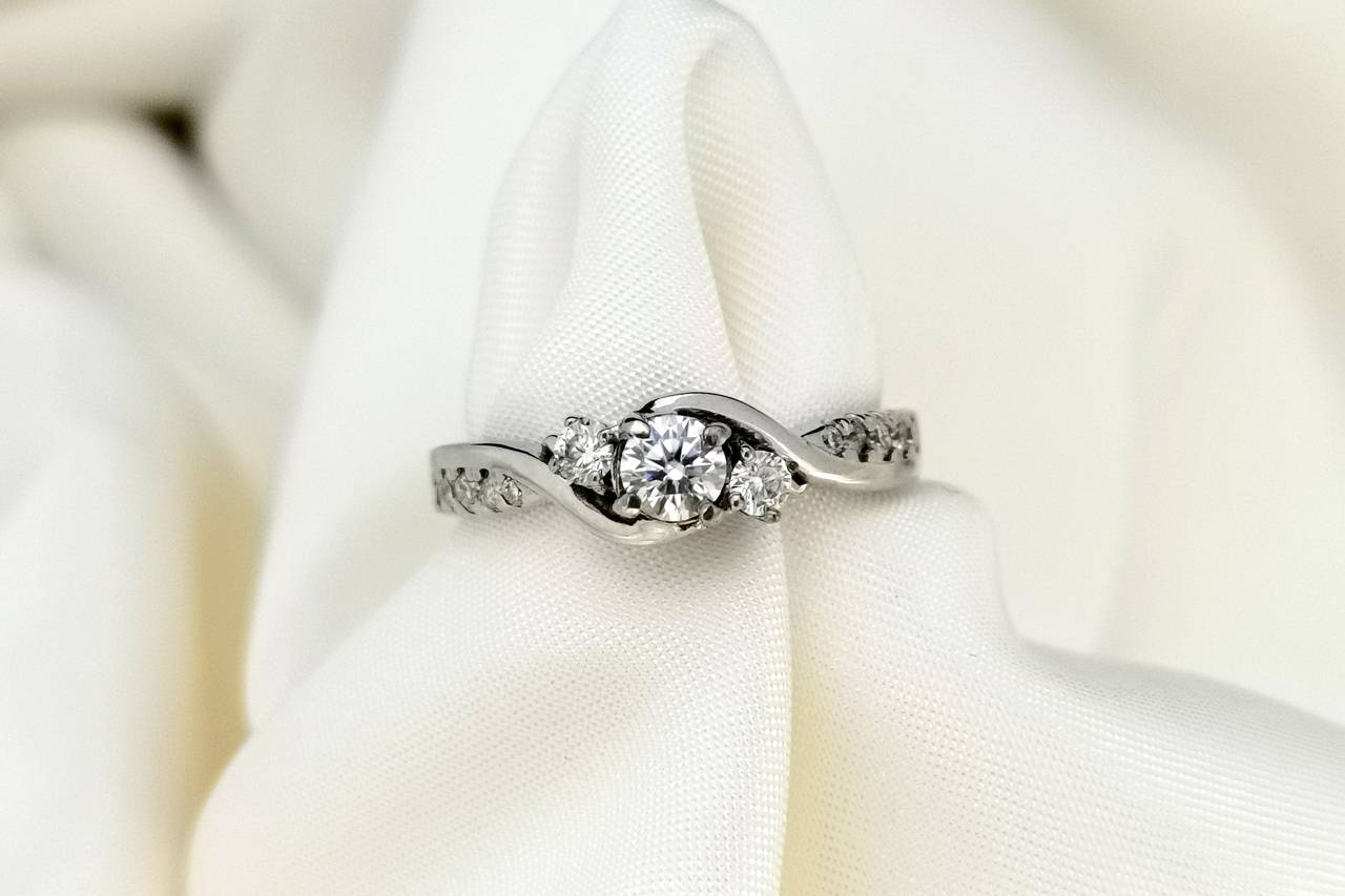 Juego de anillos de boda de compromiso elegante con diamantes de