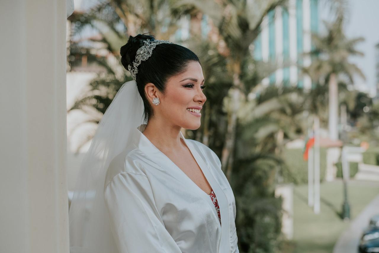 peinado de novia civil recogido ajustado con tocado joya