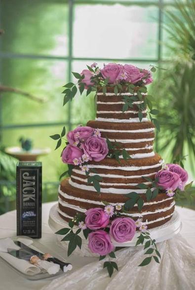 torta de matrimonio para primavera con flores violetas
