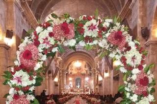 arco de flores como decoración de iglesia para boda