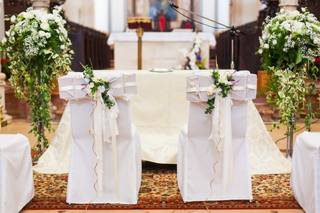 sillas blancas como decoración de iglesia para boda