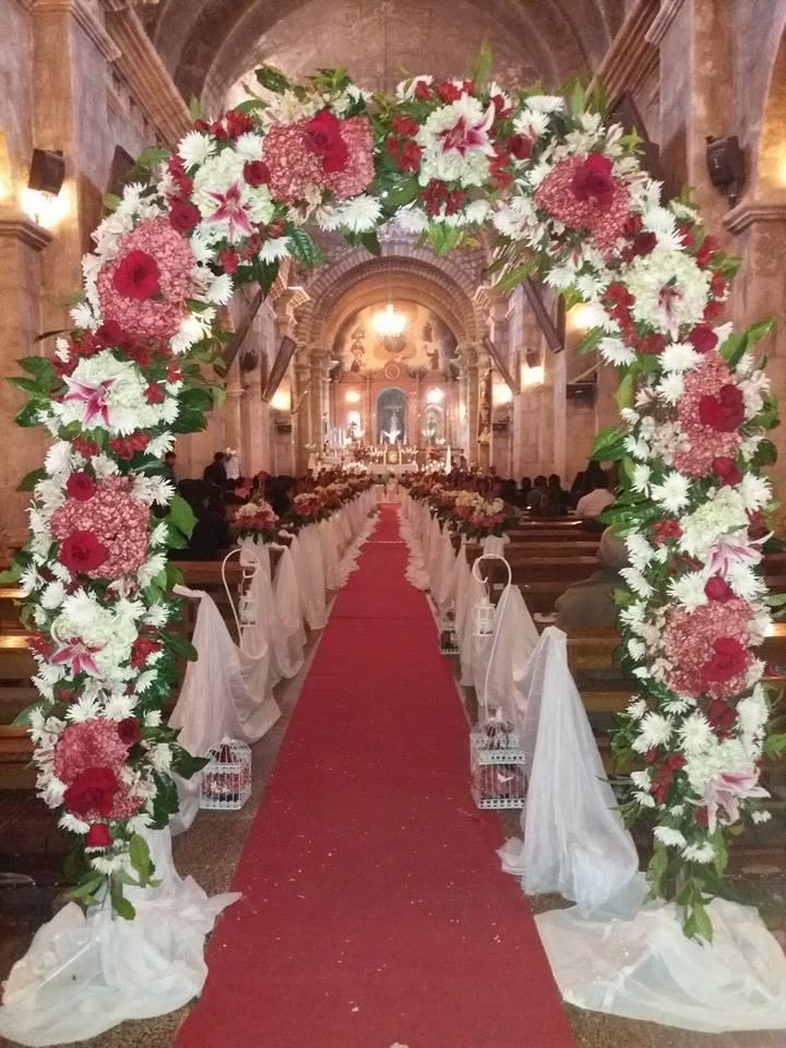 arco de flores como decoración de iglesia para boda