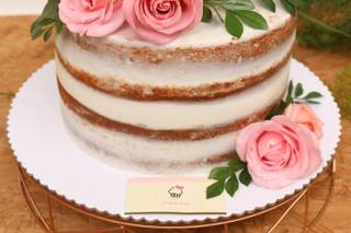 torta de matrimonio elegante de un solo nivel naked cake adornada con flores naturales