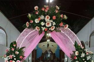 arco con tul y flores como decoración de iglesia para boda