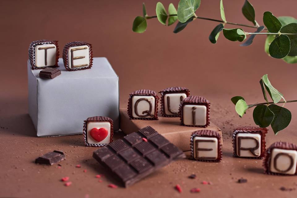 chocolates individuales con letras formando la palabra te quiero