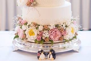 torta de matrimonio civil blanca con adornos florales