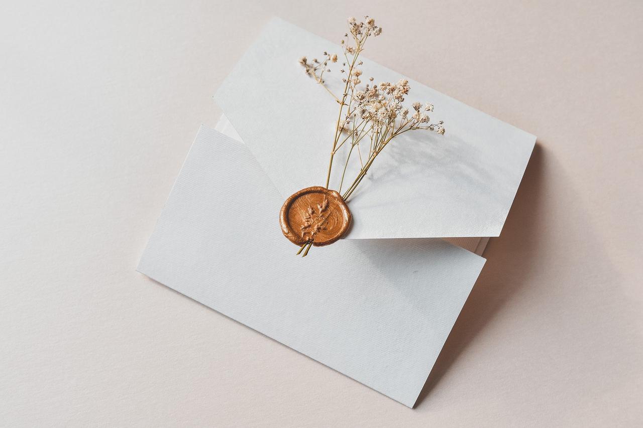 tarjeta de matrimonio civil minimalista con florecillas y sello