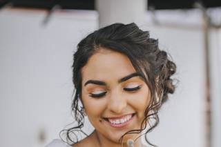 peinado de novia civil recogido con mechones de ondas sueltas a los lados y trenza diadema