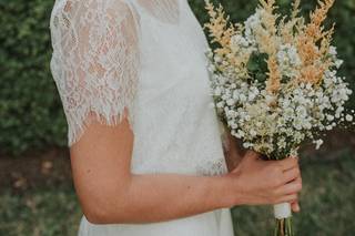 peinado de novia civil recogido bajo con corona de flores girasoles