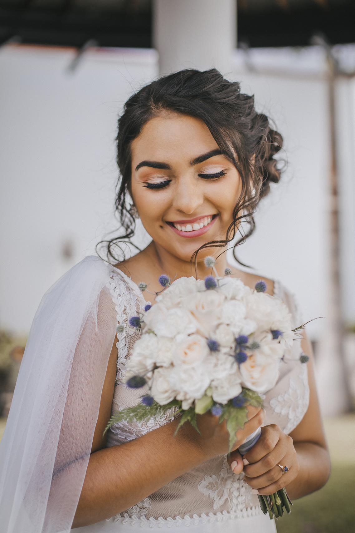peinado de novia civil recogido con mechones de ondas sueltas a los lados y trenza diadema