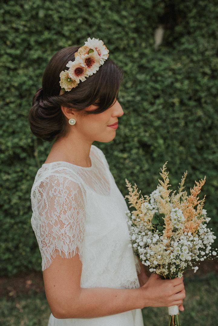 peinado de novia civil recogido bajo con corona de flores girasoles