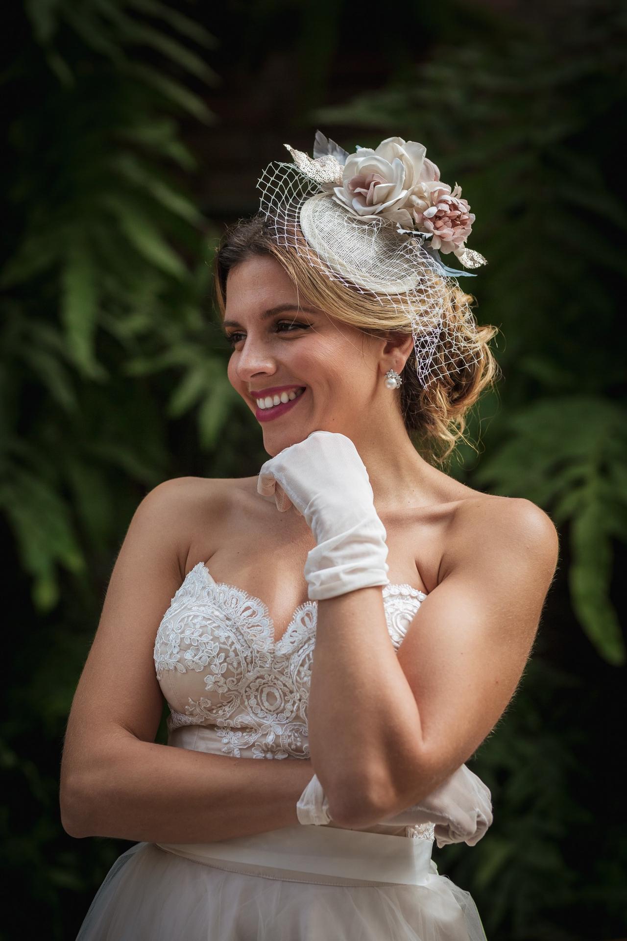 peinado de novia civil recogido vintage con flores en el tocado