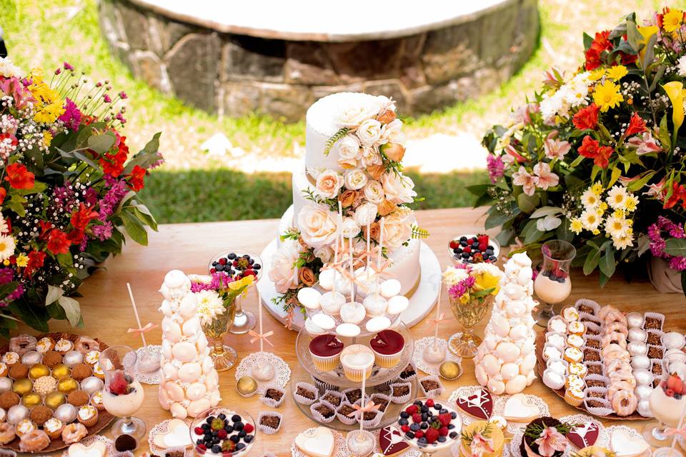 mesa de dulces con torta de matrimonio y bocaditos