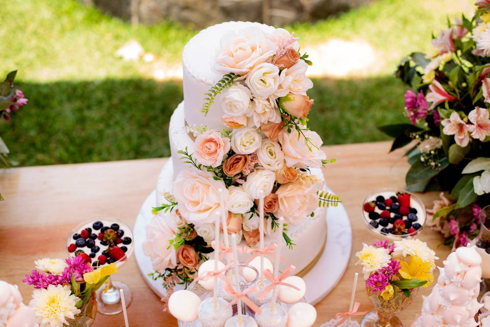 torta de matrimonio blanca de tres pisos con decoración floral