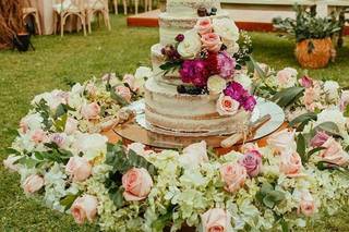 torta de matrimonio para primavera adornada con muchas flores