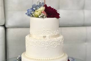 torta de matrimonio elegante e tres pisos con flores naturales