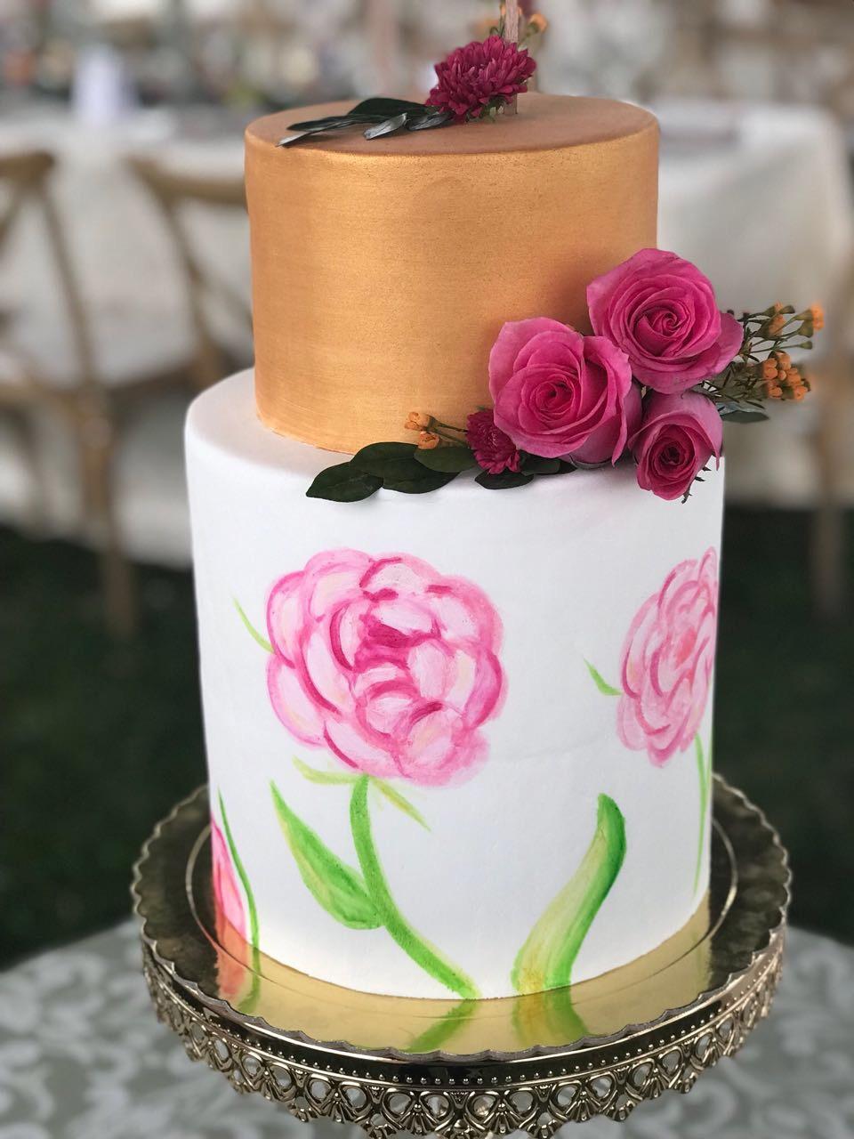 torta de matrimonio elegante de dos pisos decorada con flor pintada y color dorado