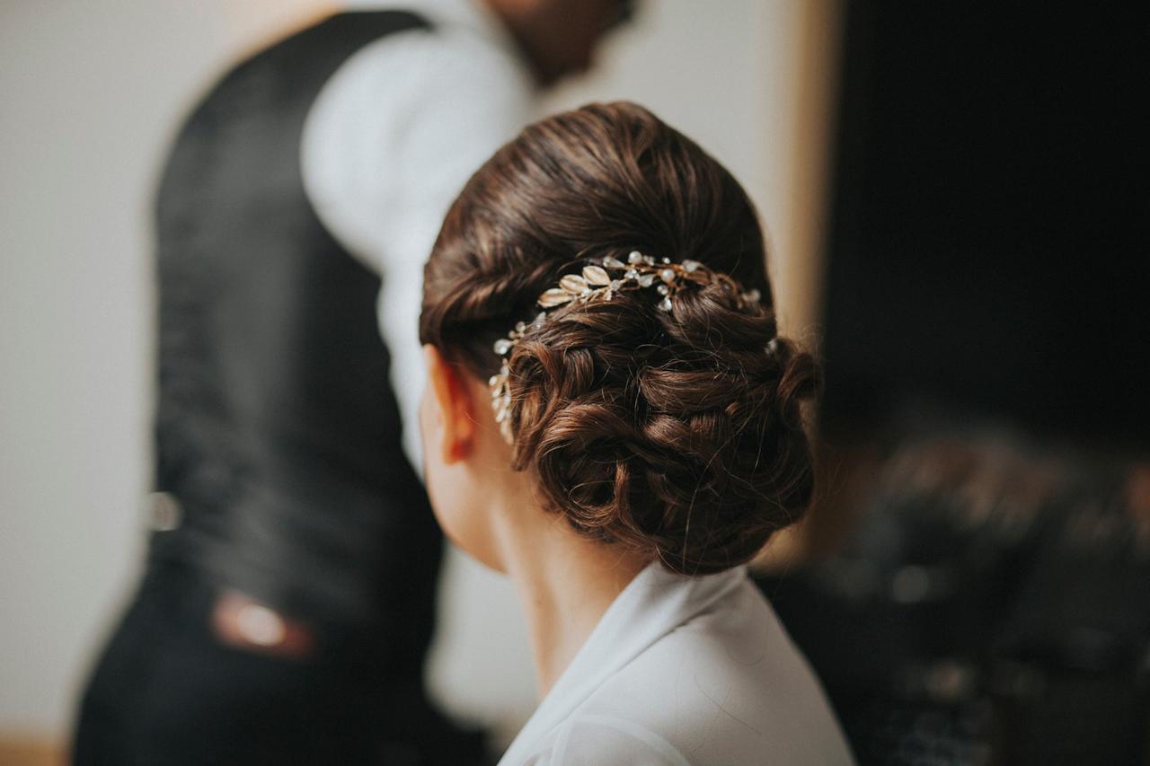 peinado de novia civil recogido con tocado elegante de flores