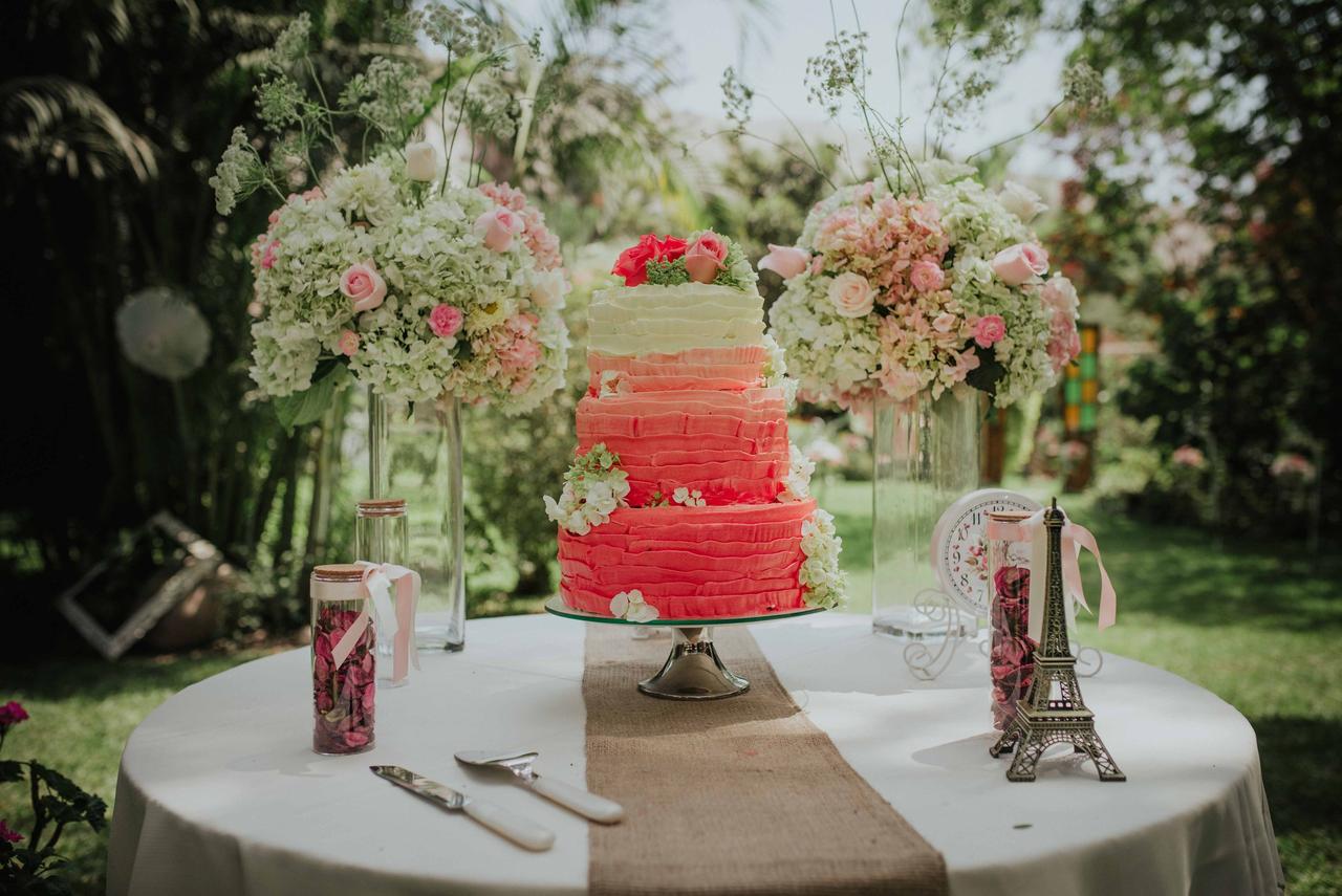 torta de matrimonio civil de tres niveles de color coral y blanco
