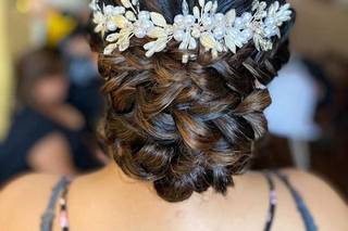 peinado de novia civil recogido trenzado con tocado de flores