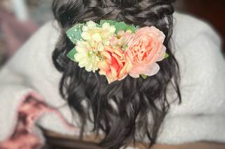 semirecogido para cabello largo con flores naturales y ondas sueltas