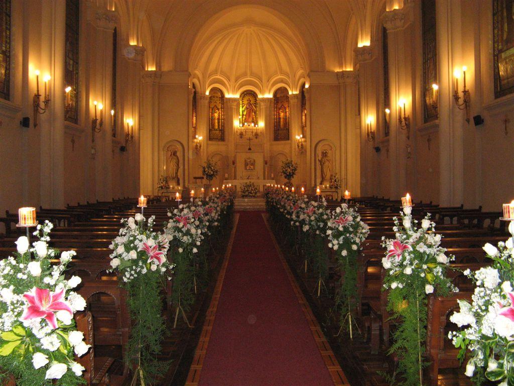 arreglos florales como decoración de iglesia para boda
