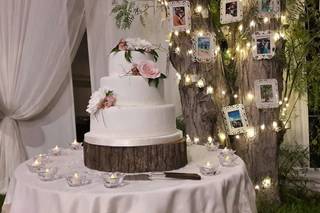 torta de matrimonio elegante e tres pisos de color blanco con flores naturales grandes