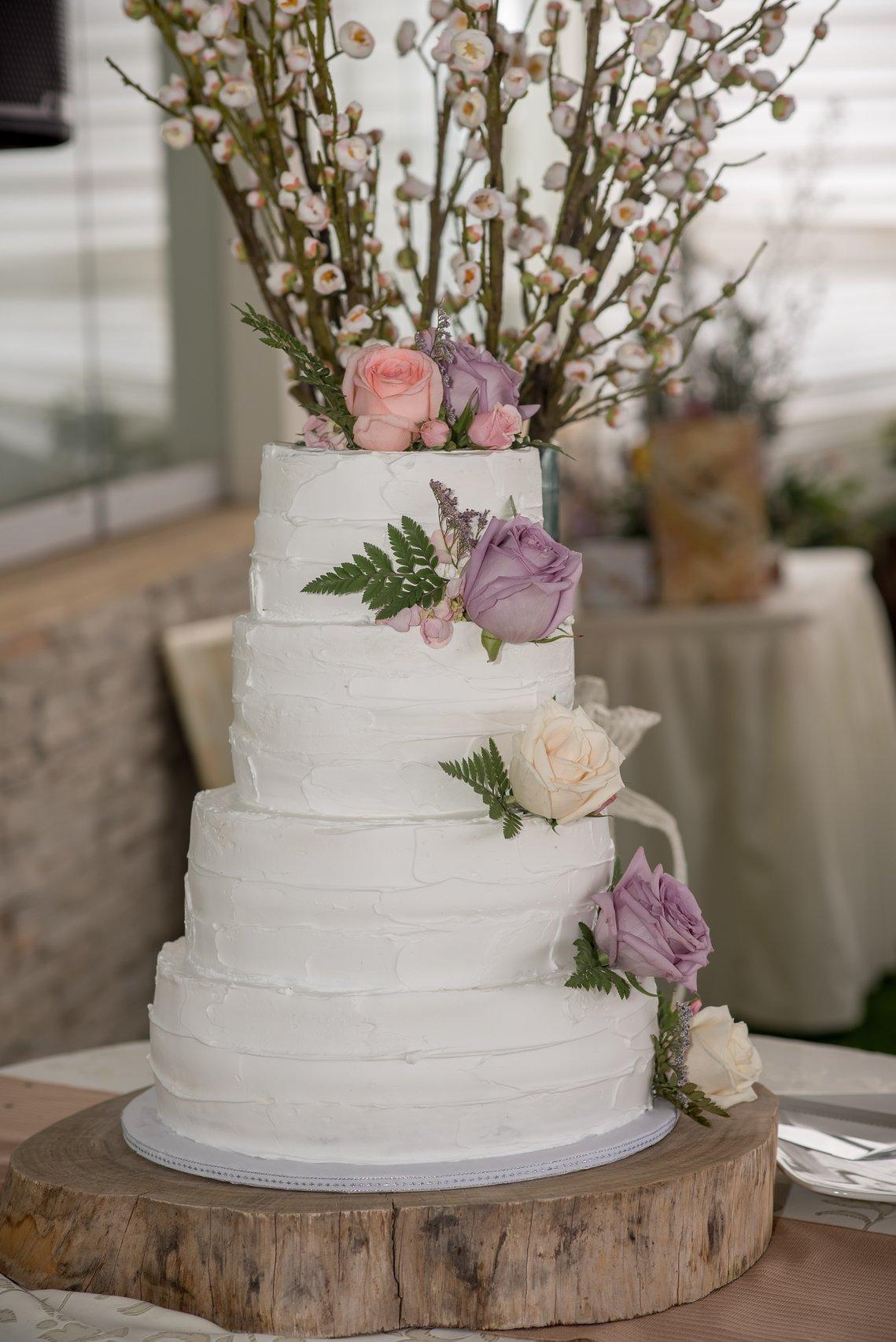 torta de matrimonio para primavera con rosas