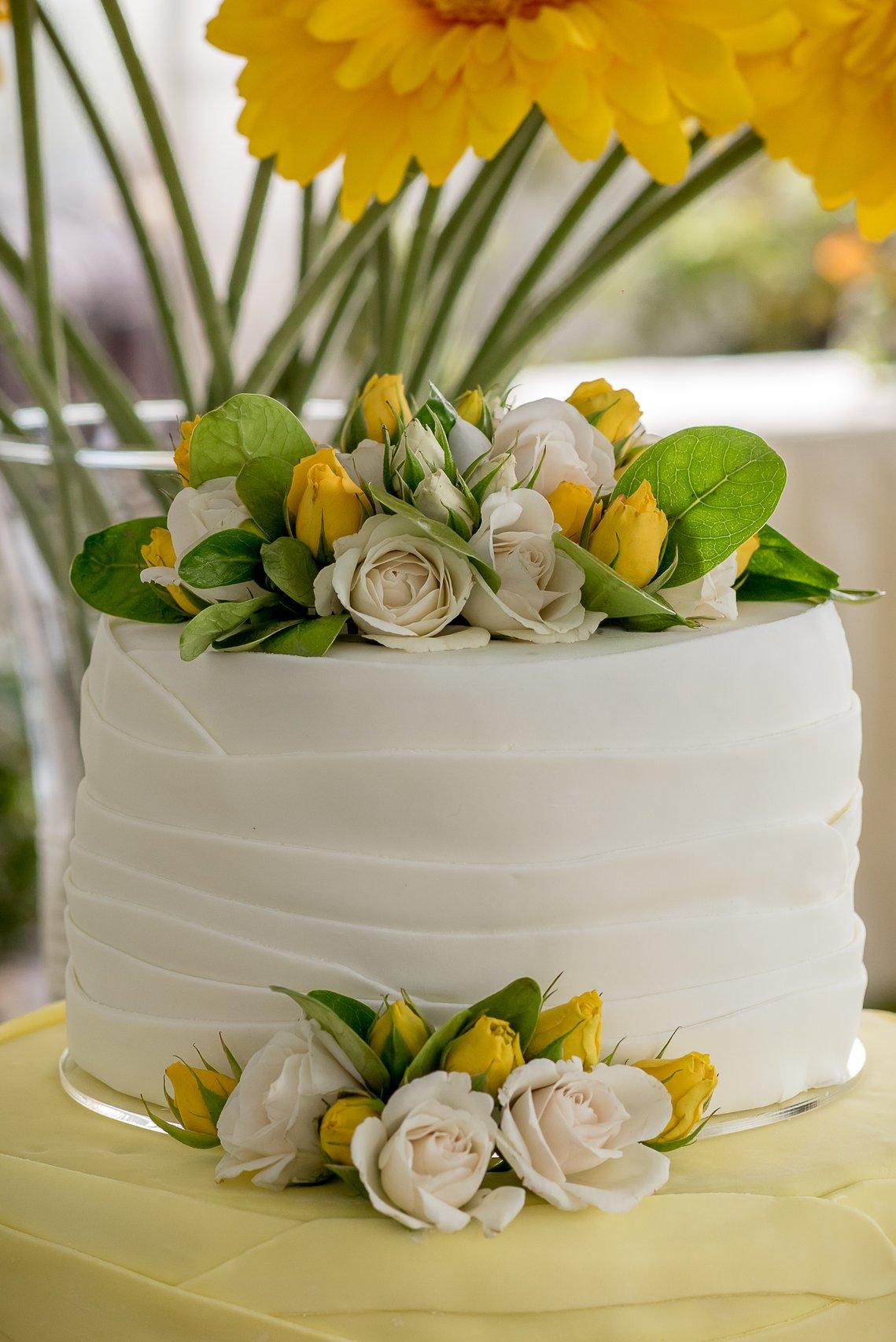 torta de matrimonio para primavera de un solo nivel con flores