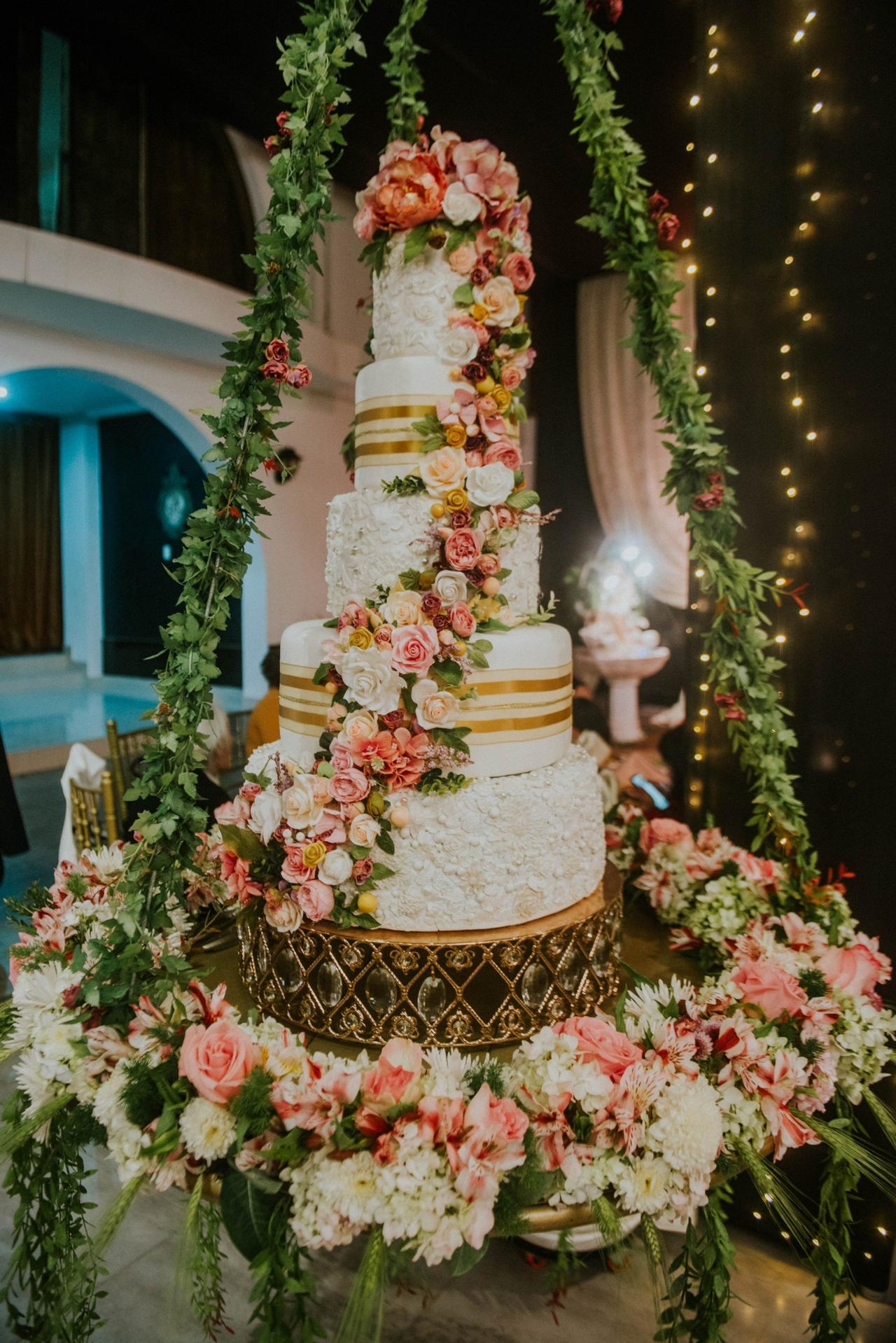 torta de matrimonio para primavera con flores en cascada