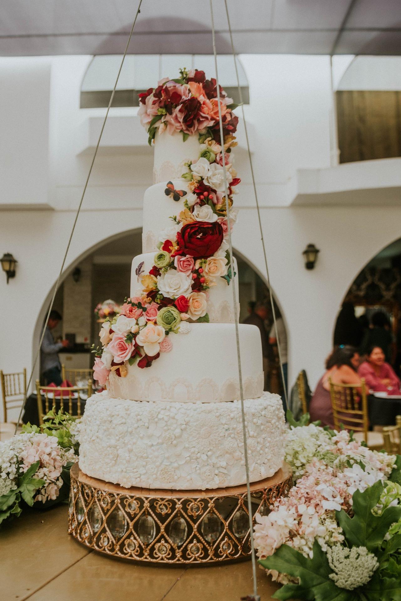 torta de matrimonio elegante con flores naturales