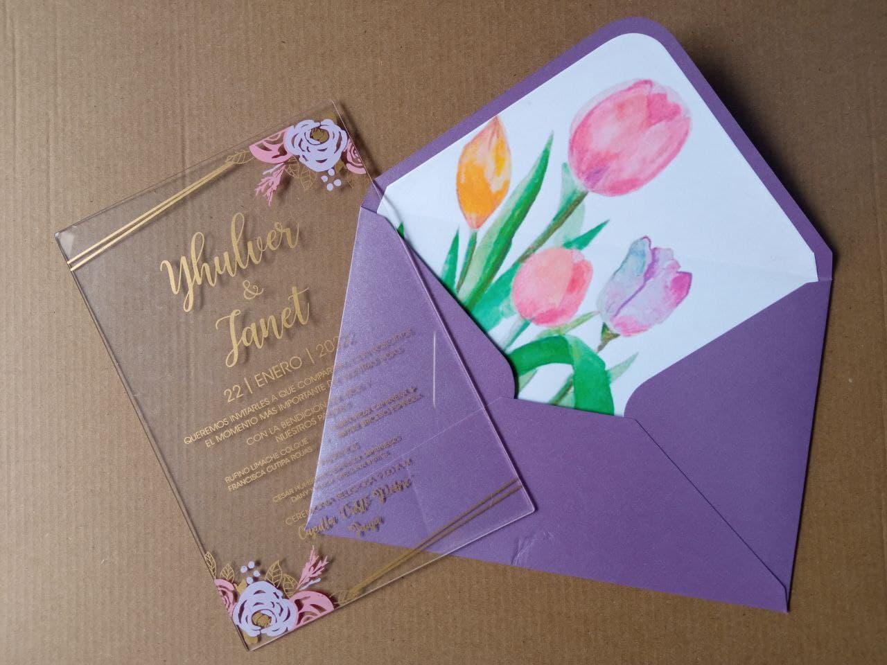 tarjeta de matrimonio civil con decoración floral y sobre violeta