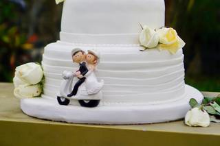 torta de matrimonio elegante e tres pisos flores naturales