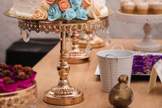 torta de matrimonio elegante de dos pisos decorada con flores de azúcar
