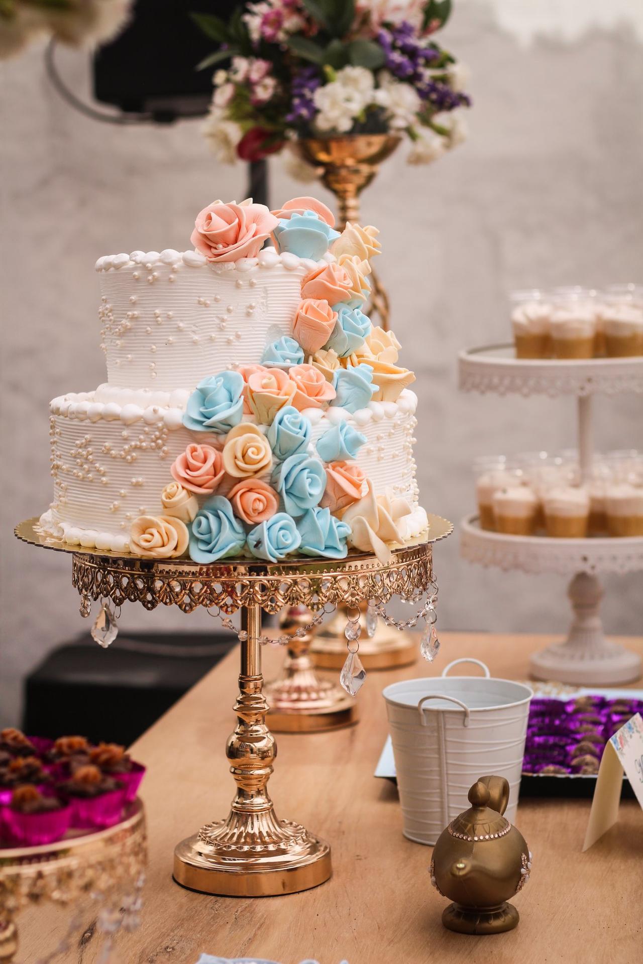torta de matrimonio elegante de dos pisos decorada con flores de azúcar