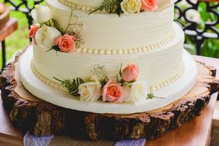 torta de matrimonio con volantes de buttercream y flores naturales