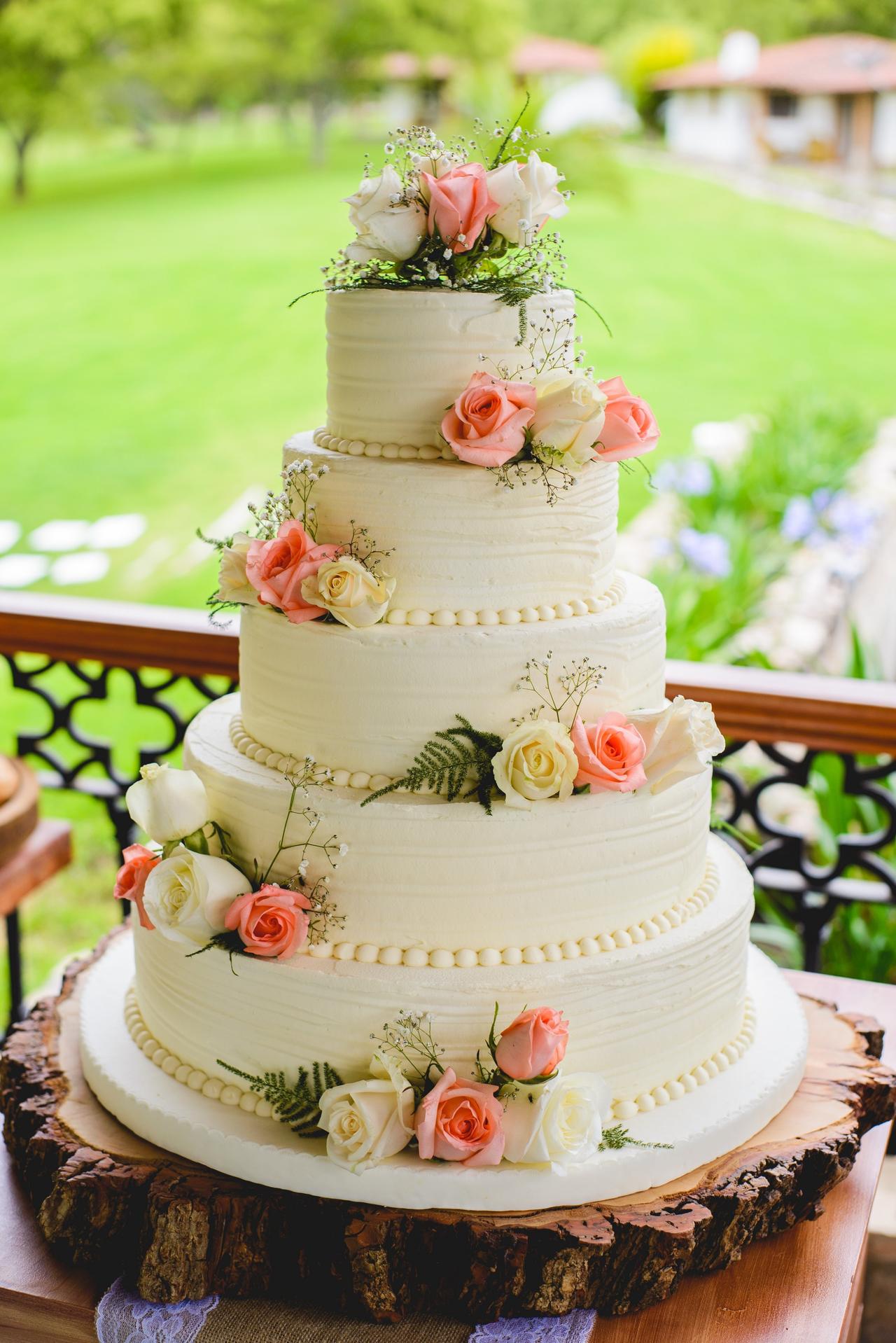 Decoración de tortas para matrimonio con flores naturales. ¡Así deben  incluirlas!