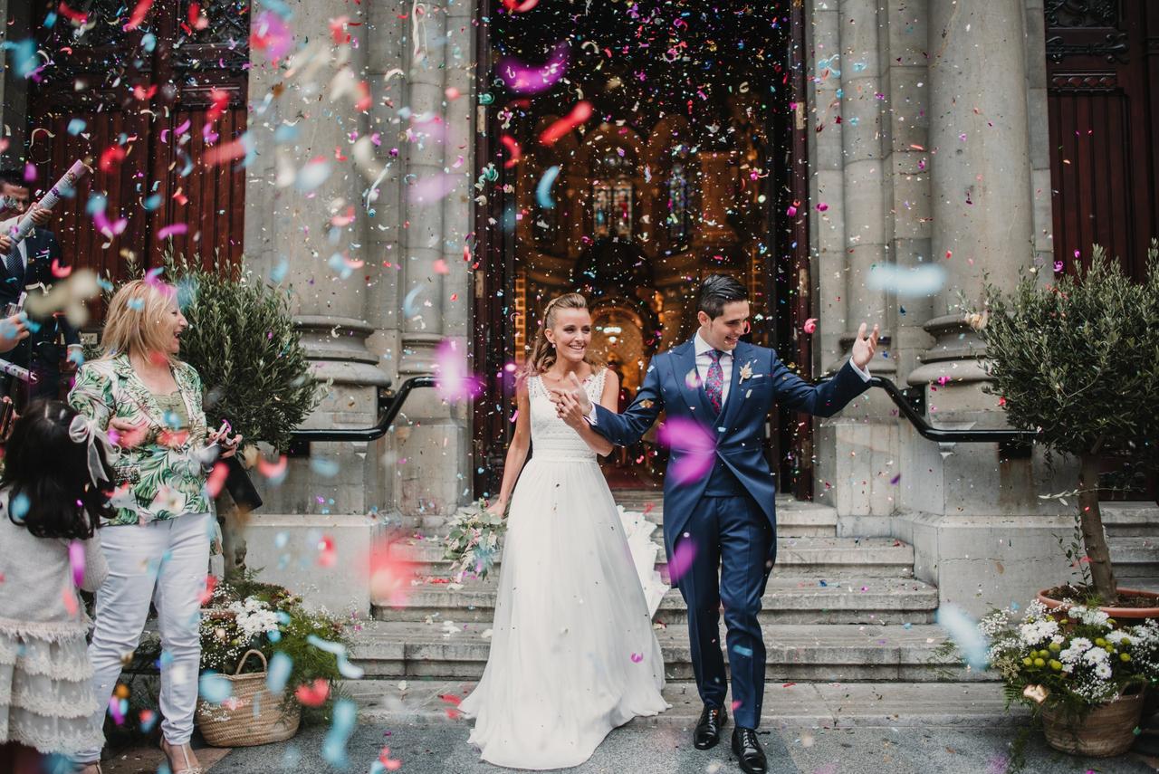 Salida de novios de la iglesia católica