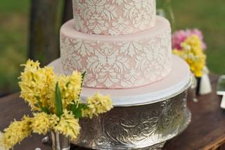 torta de matrimonio elegante e tres pisos con flores naturales