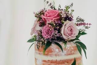 torta de matrimonio para primavera con flores y follaje verde
