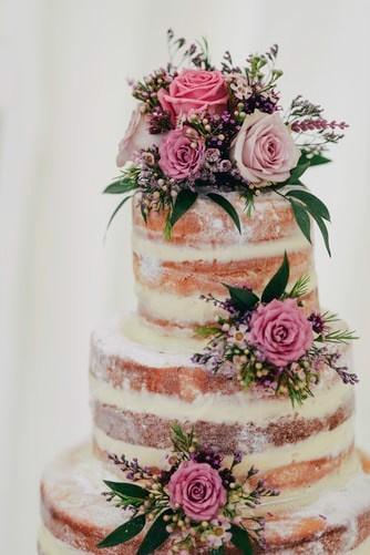 torta de matrimonio para primavera con flores y follaje verde