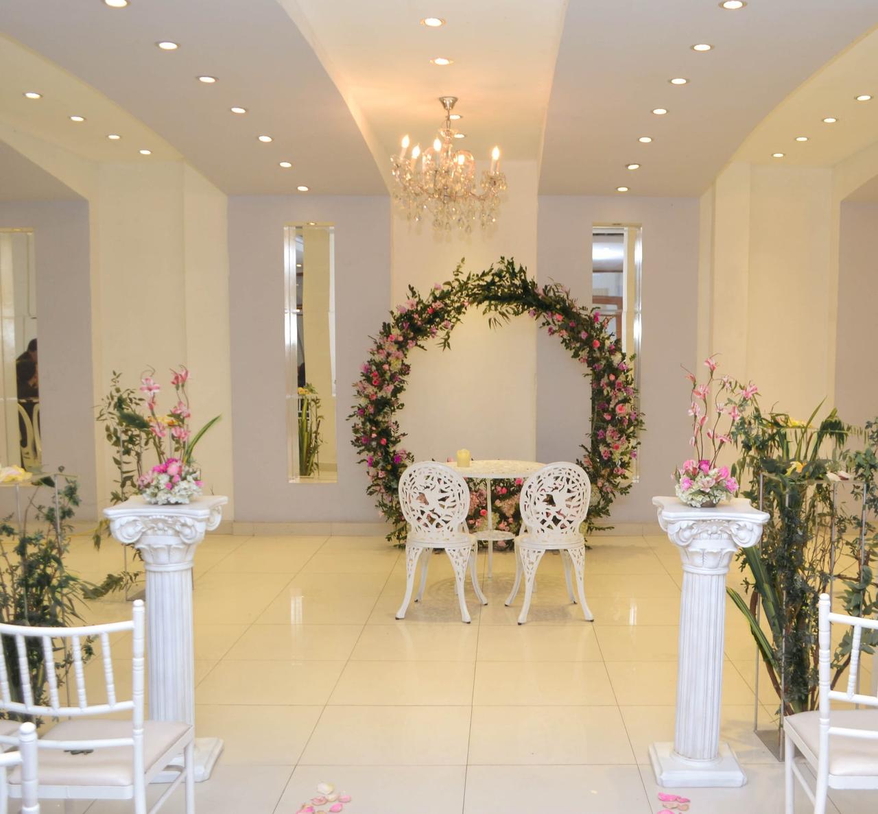arco floral como decoración de iglesia para boda