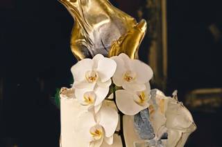 torta de matrimonio elegante de dos niveles con decoración floral y dorado
