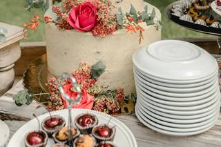 torta de matrimonio para primavera de dos niveles con flores