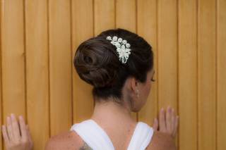 peinado de novia civil recogido medio con tocado elegante