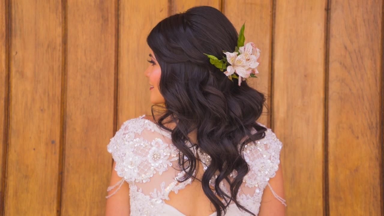 peinado de novia semirecogido con flores naturales