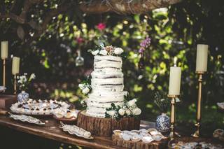 torta de matrimonio para primavera naked cake con flores blancas