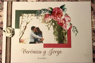 tarjeta de matrimonio civil con decoración floral y foto de la pareja
