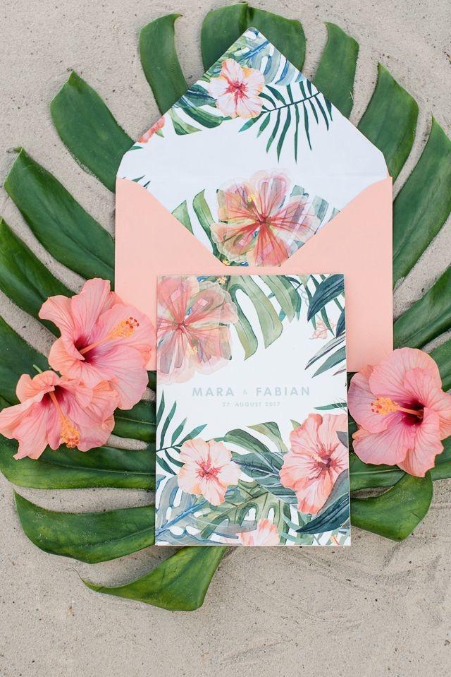 tarjeta de matrimonio civil con decoración floral y follaje verde
