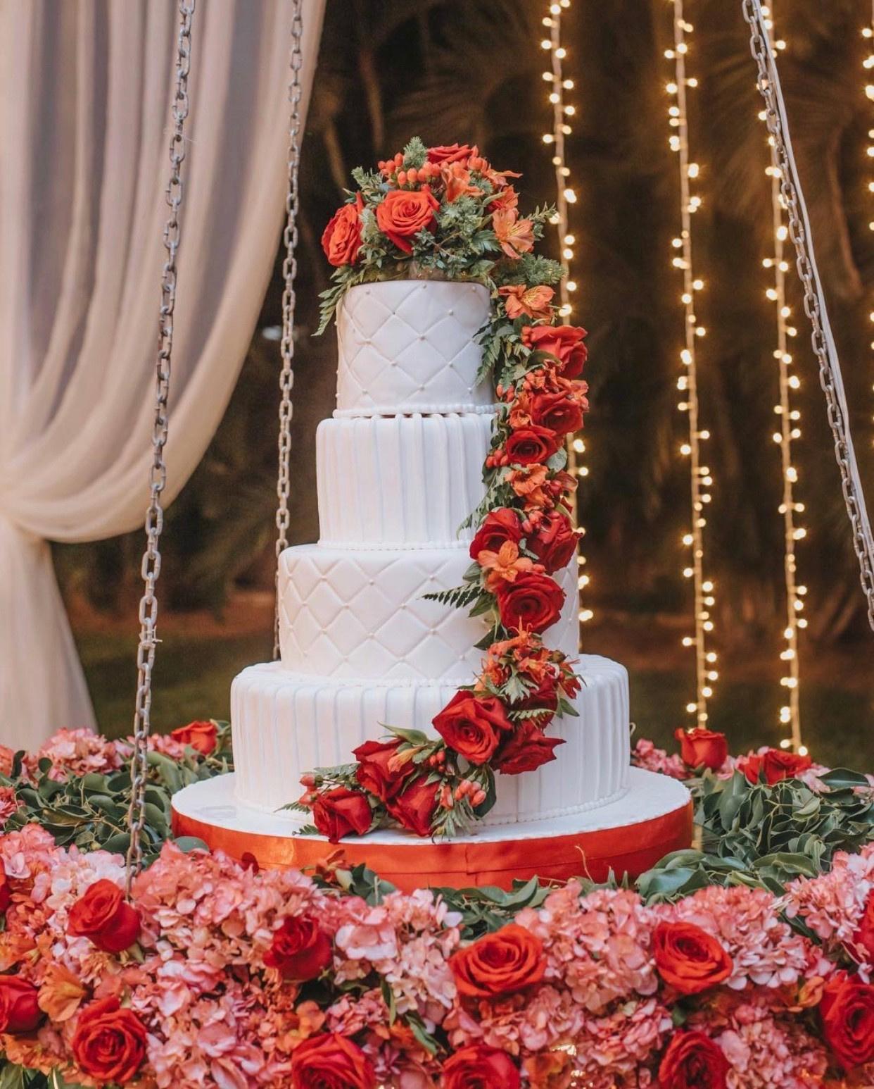 torta de matrimonio para primavera con flores rojas en cascada